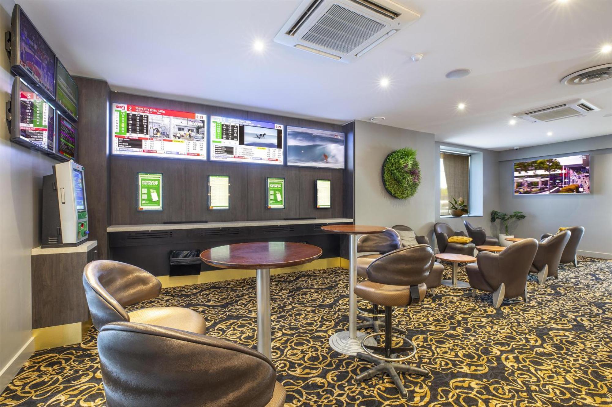 Royal Hotel By Nightcap Social — Photos 1